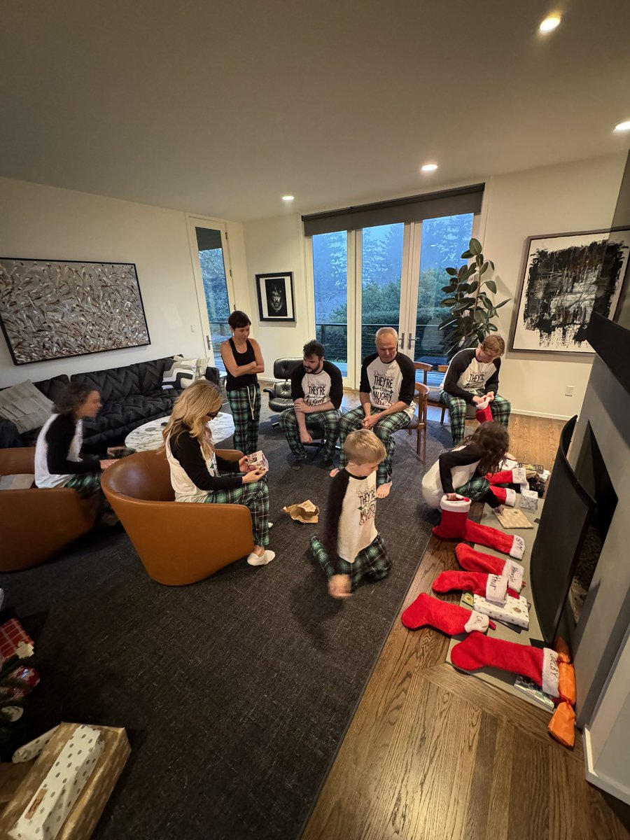 StrayVice's tweet image. Merry Christmas to all.