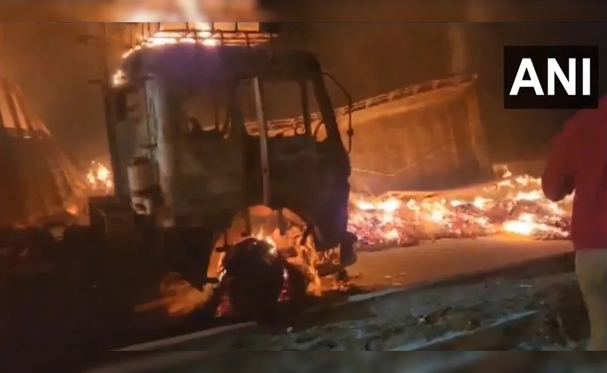 6 Vehicles Ram Into Each Other On Agra-Mumbai Highway, Catch Fire ndtv.com/india-news/6-v…