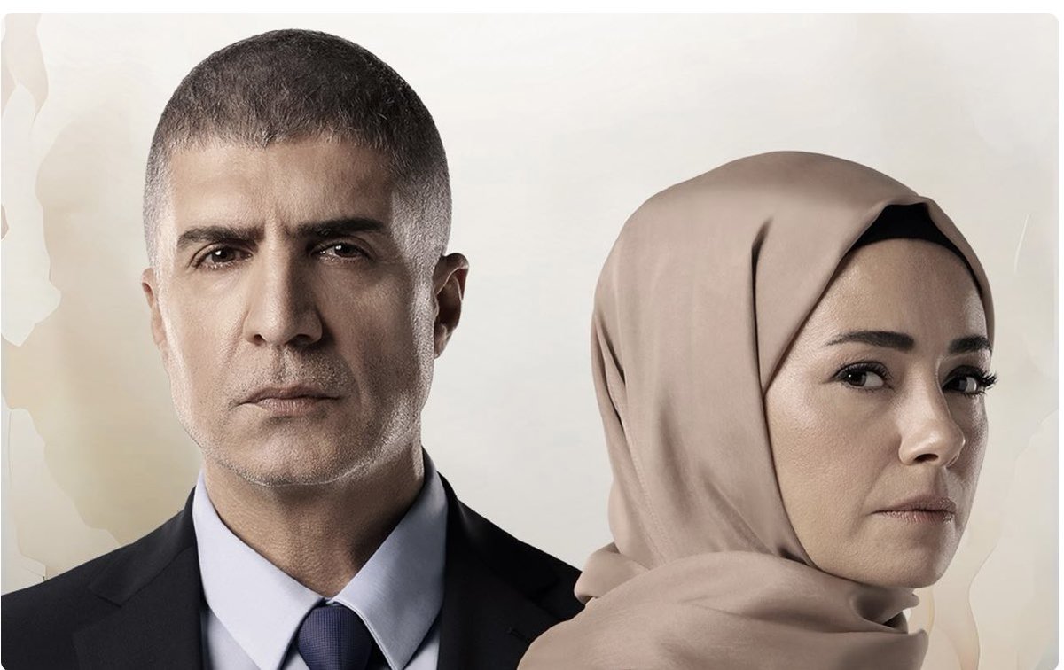 OyaUlas's tweet photo. #KızılGoncalar ın çekim izinleri iptal edilmiş. Şaşırmadık elbet, biliyorduk malum kesimi rahatsız edeceğini, ettiğini. Müthiş bir uyanış dizisi çünkü. 

Anlayamadılar dizinin dini değil, tarikatları ve dini kullananları anlattığını. Gerçekler tokat gibi çarptı elbet. 

Kesinlikle devam etmeli o yüzden. Yolu açık olmalı, bu diziye sahip çıkılmalı.
Olmadı dijital platformlara, netflix e falan geçsin, ama yeter ki yayınlansın.
