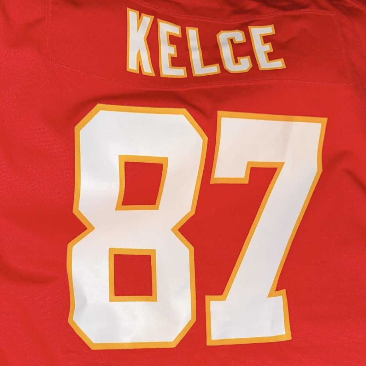 fifteentokarma's tweet photo. @tkelce killatrav christmas ❤️💛 https://t.co/HGVj8CIdfE