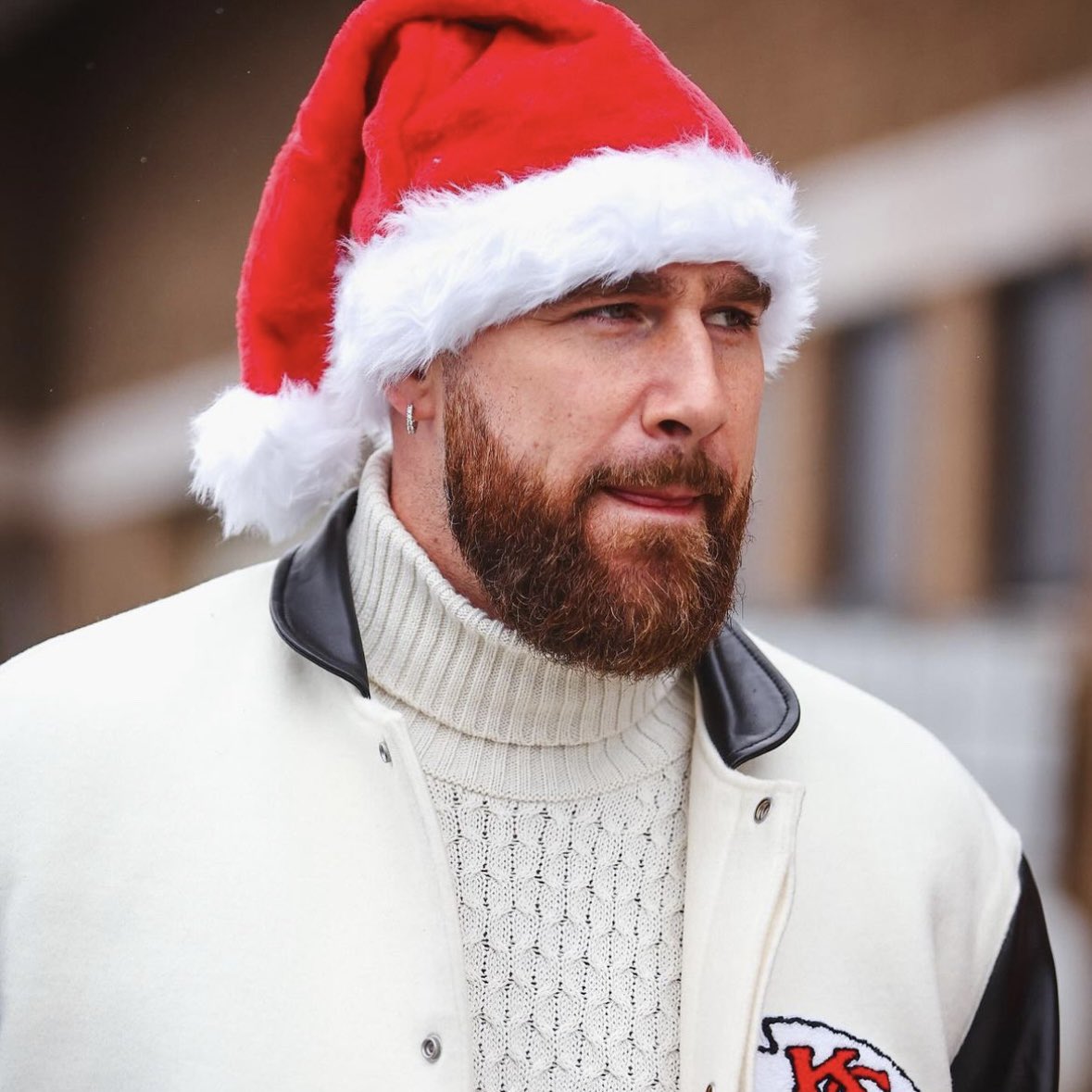 fifteentokarma's tweet photo. @tkelce killatrav christmas ❤️💛 https://t.co/HGVj8CIdfE