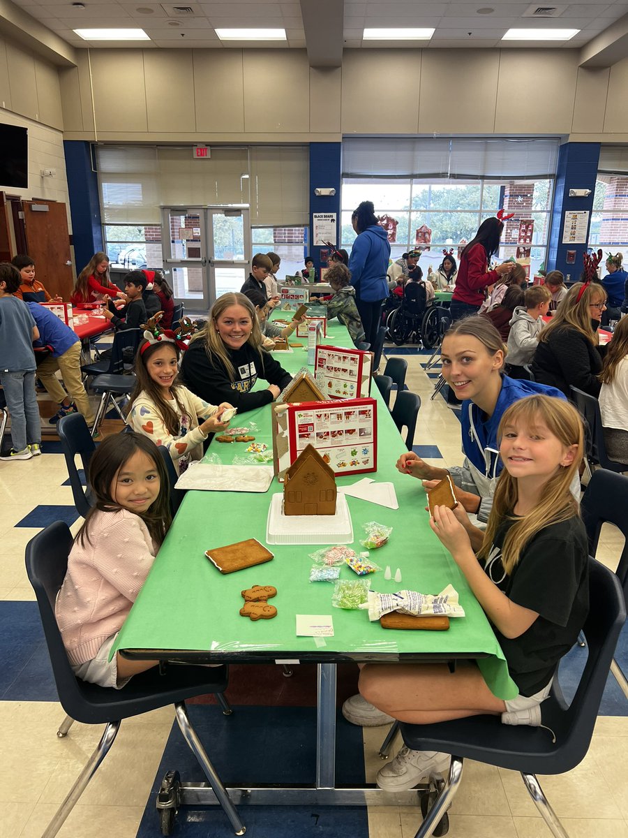 December Recap PART 1: We had a great time building and decorating gingerbread houses with the students at @NISDBlattman 🏠🎄