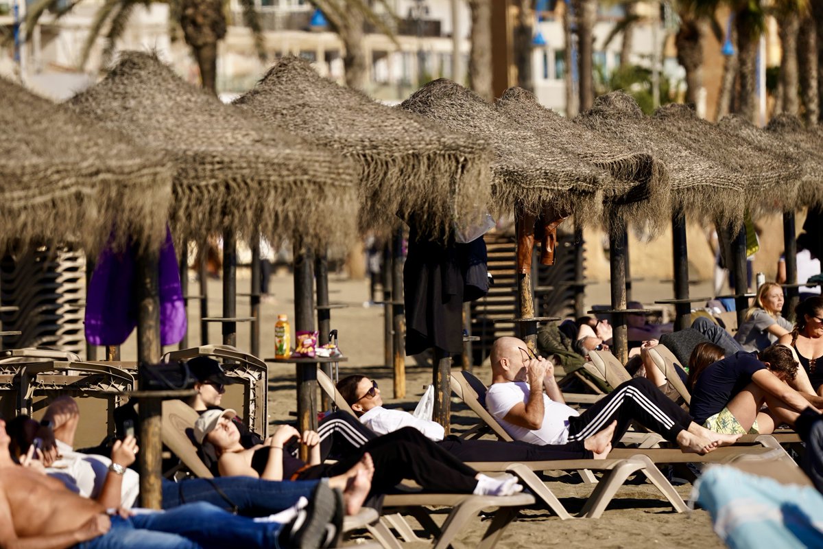 opiniondemalaga's tweet photo. Málaga recibe el día de Navidad con temperaturas primaverales. Los malagueños llenan las playas y los paseos marítimos este 25 de diciembre. Fotos de @alexzeaphoto 

https://t.co/CfH65AWonT https://t.co/rvIjFIPqZG