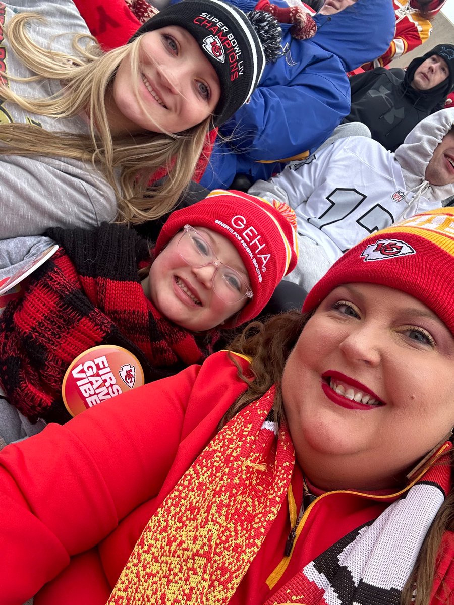 chollie727's tweet photo. #FirstChiefsGame #ChiefsKingdom #MerryChristmas https://t.co/hpRo0hStvj