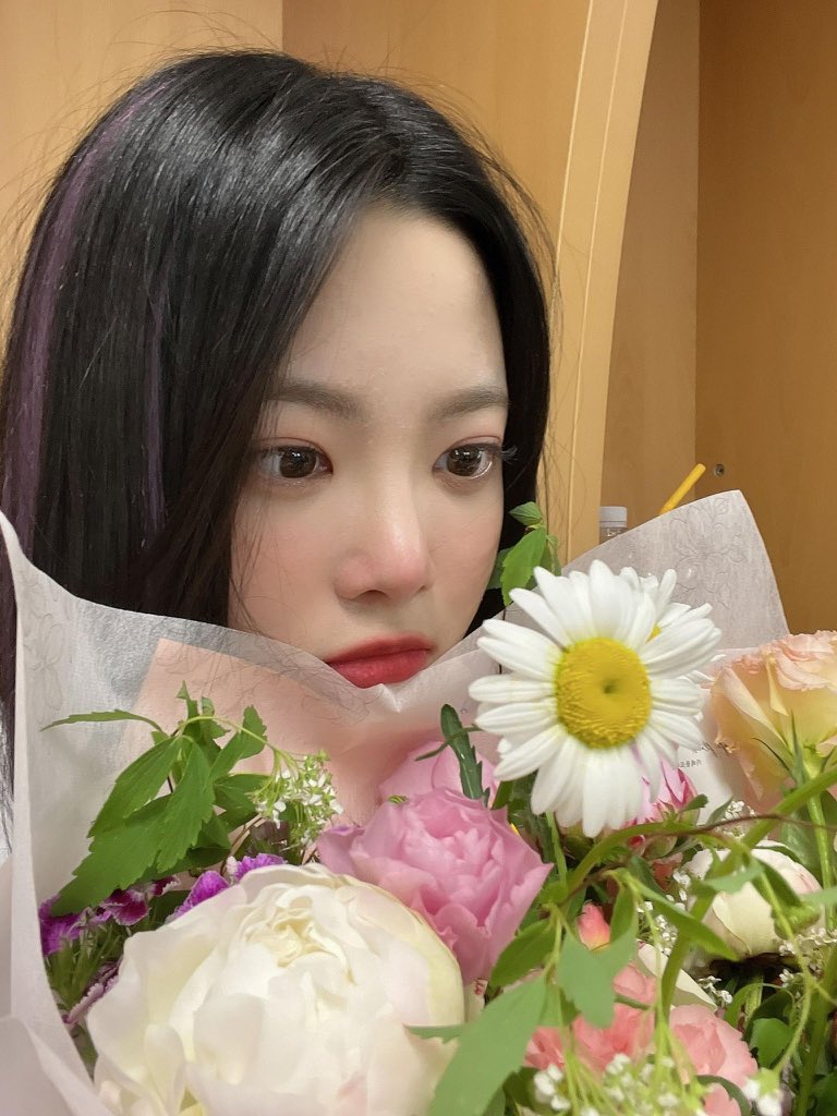 ojalá en el #ᴍᴇʀʀʏ𝒻estivāl tengan espacio para una pequeña que corrió emocionada a comprar flores para todos los que al igual que yo disfrutan de la #𝑺n𝕠wy𝑺eās𝕠n ૮ ˶ᵔ ᵕ ᵔ˶ ა a lado de las personas que más adoran.

𝕤āi𝑙or #𝚖oon ❀˚˖