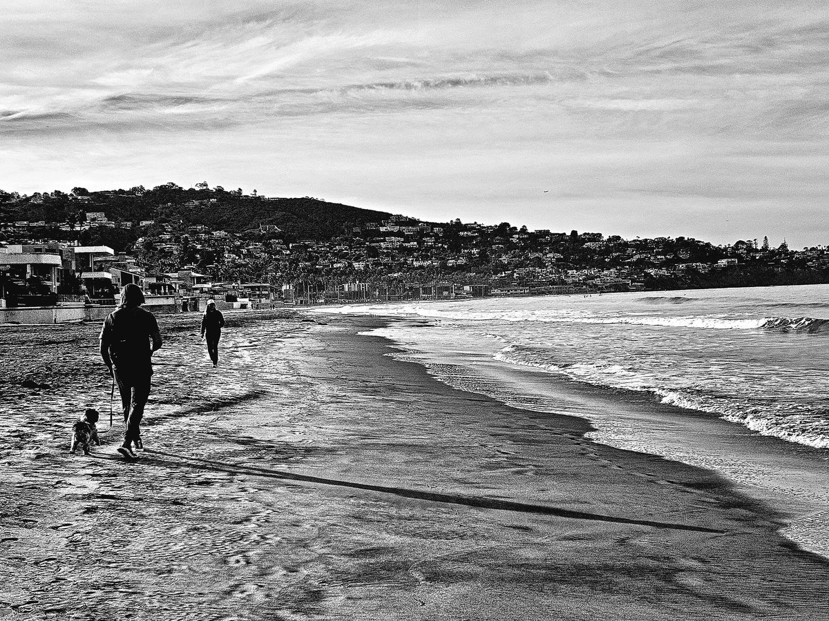Beachlife #USA #SANDIEGO #lajolla #lajollashores #lajollabeach #California #beach #beachlife #beachlifestyle #Perspective #shadow #Walk #walking #men #streetphotography #blackandwhite #blackandwhitephotography