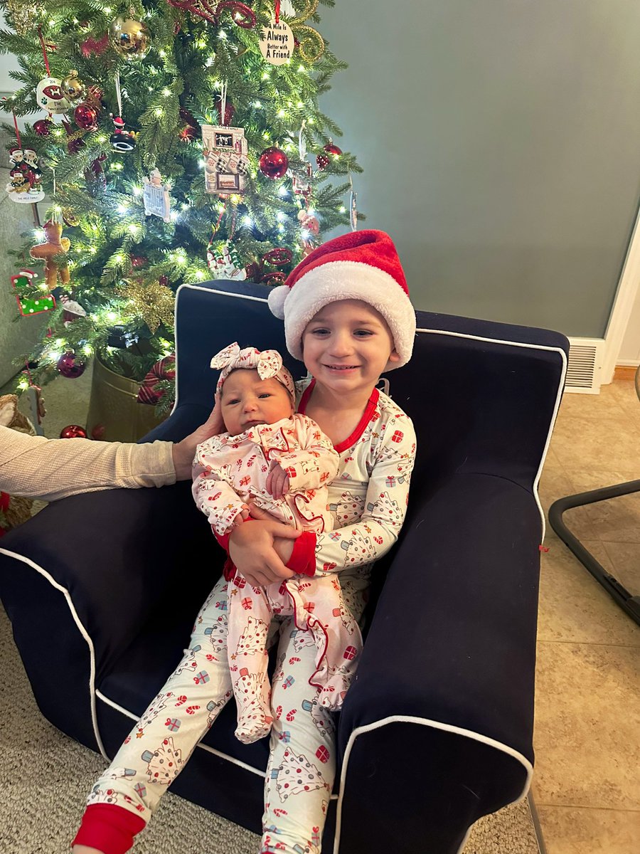 Coach_Miele's tweet photo. Merry Christmas from the Mieles 🎁🎄 https://t.co/Li7VzuekrR