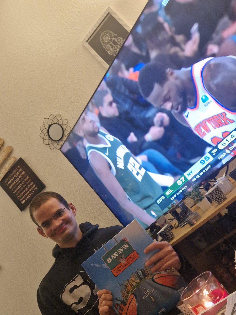 clemtrinity's tweet photo. @NBAextra Saine lecture devant le 1er match 🏀🎄 https://t.co/qmdtB9svsH