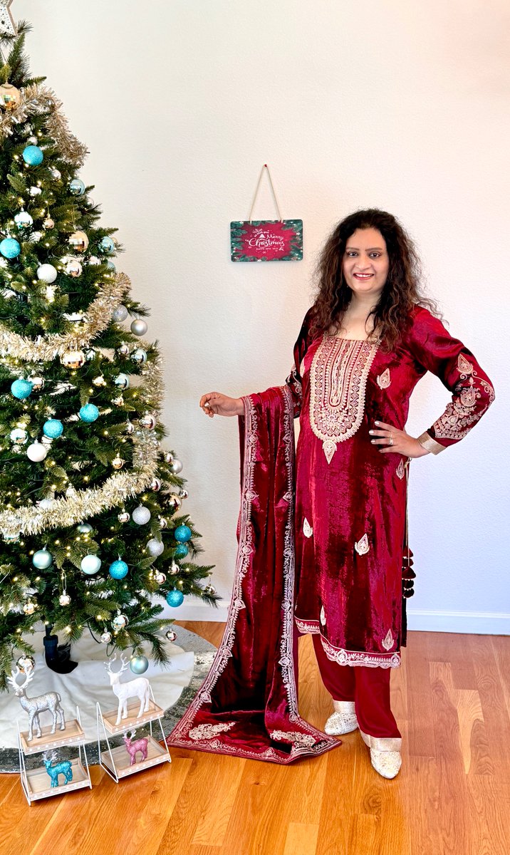 ViBha_Vogue's tweet image. ViBha wishes you and your family a Merry Christmas and a joyful holiday season. Happy Holidays!!
Outfit @vibha_vogue 📷 #meandmydesigns #velvetcollection
#designervinayagopisetti #ViBha #designerlabel #indiandesignerboutique
 #xmas2023   #merrychristmas #HappyHolidaysEveryone