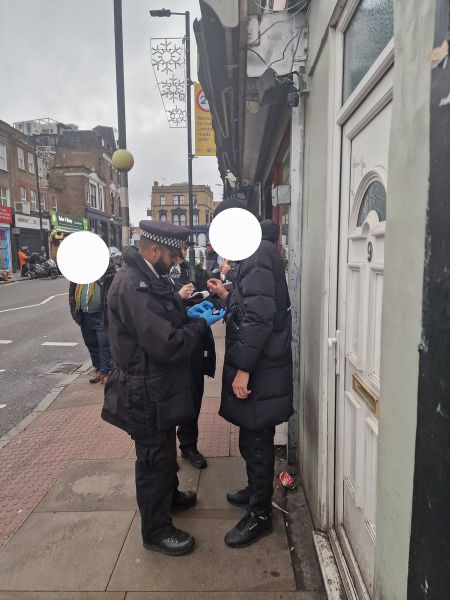 @MPSFinsburyPark NPT Officers - PC Ahmed, PC Price and PC Panchbhaya out and about this Xmas day. We came across a male whom decamped on seeing us. Stopped under S23 MDA. Strong words of advise given. #ZeroTolerance