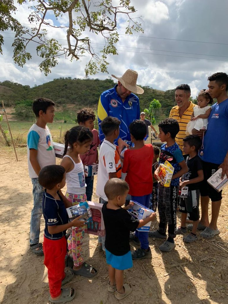 Que nada nos detenga, hoy llegó la Navidad a caseríos donde nadie llega, quienes creían vamos a abandonar el servirle a nuestro pueblo se equivocan!

Mi compromiso es firme con cada uno de los venezolanos y con Venezuela!!!