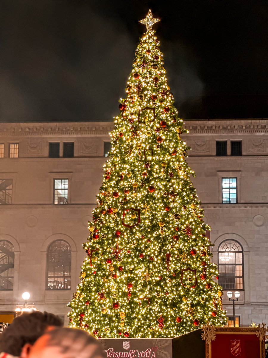 Let’s pretend it isn’t 52 degrees and pouring rain on Christmas Day. In Minnesota. Instead, let’s look at how beautiful downtown Saint Paul is! 🎄 #mysaintpaul #HappyHolidays #mnwx #onlyinMN #Christmas