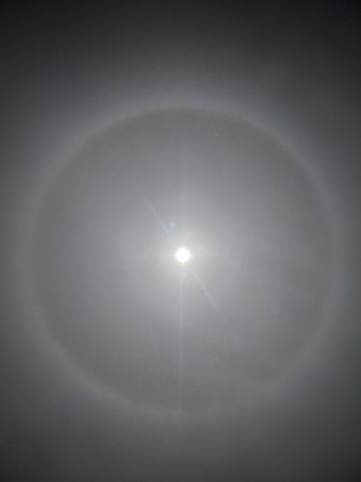 Beautiful halo tonight around the moon merry Christmas ⭐️ https://t.co/1Evcok2Ig0<a href="/tag/linseydawnmckenzie"class="tags"><span>#linseydawnmckenzie</span></a>