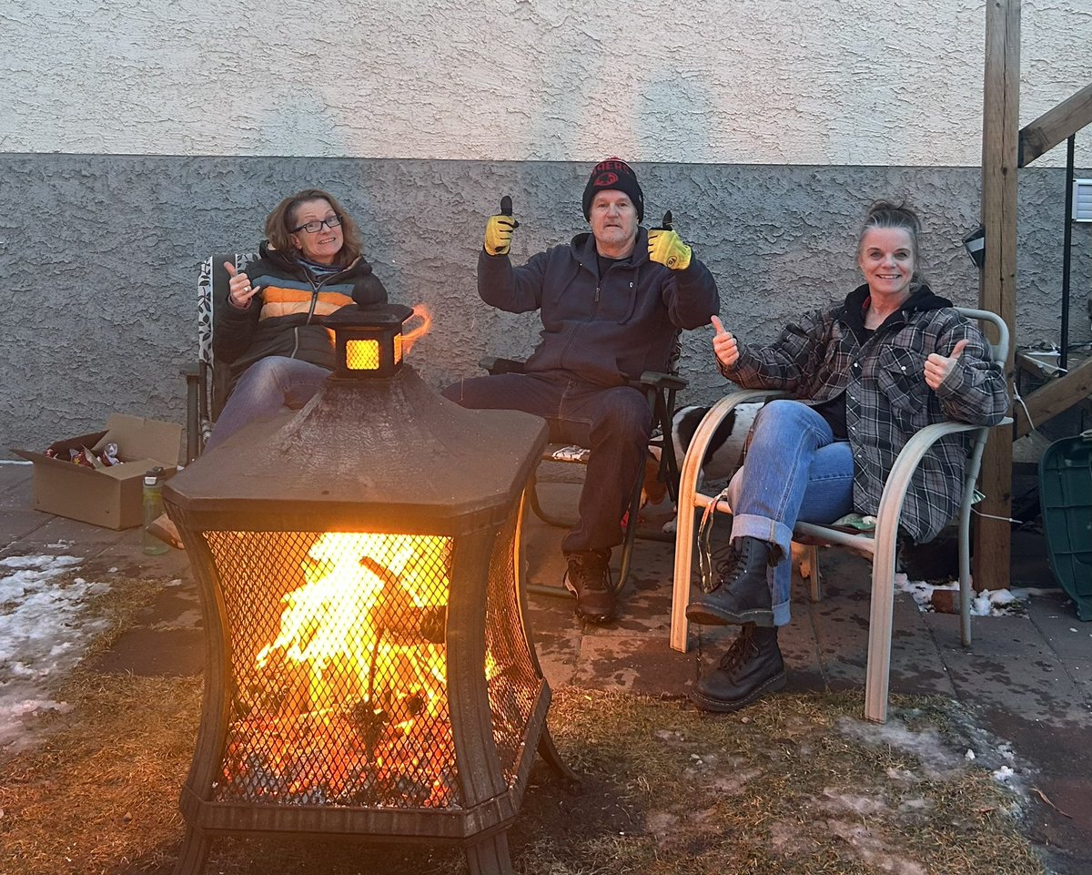 Outside by the fire on Christmas Day, in central Alberta, wow 🤩 I’m loving this weather and all this family time 🎄🫶🎄🫶