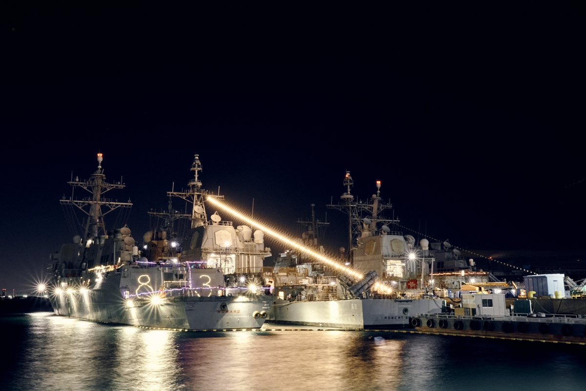 USNavy's tweet photo. #USNavy Photos of the Day: 

1️⃣ #USSHymanGRickover arrives at @SUBASE_NLON
2️⃣ #USSHoward and #USSRobertSmalls Christmas lights in Yokosuka Japan
3️⃣ #USSCarlVinson Sailors at #WillingHearts charity in Singapore
4️⃣ @usnavyband performs in Palm Coast FL
👉 https://t.co/aZddB6hxYf https://t.co/1h8PtXnfTo