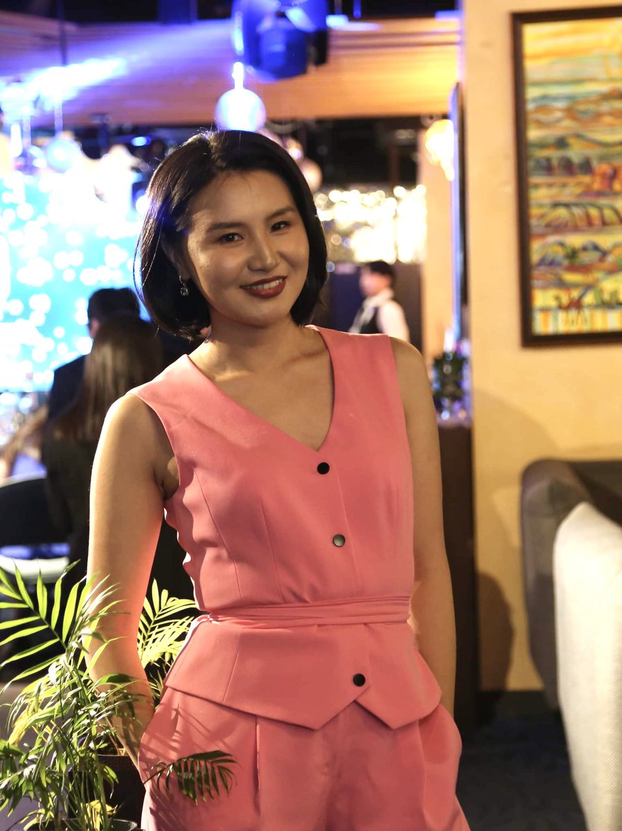 Шинэ он гарахаас өмнө өөрийн хуудсандаа нэг баярын зураг оруулая даа. Өглөөний мэнд. 👌