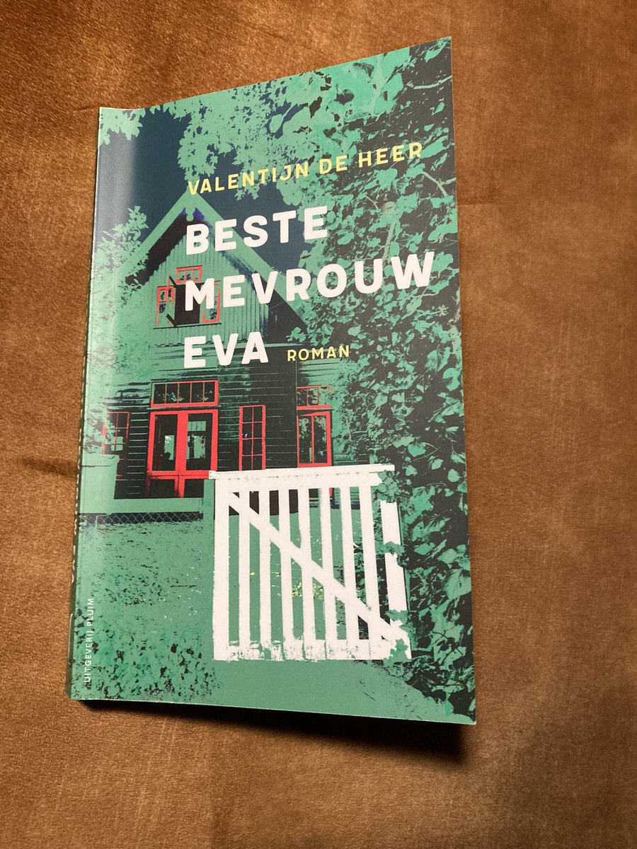 Misschien wel het debuut van het jaar: het verhaal is niet nieuw, de uitwerking - één keer raden wie die mevrouw Eva is - origineel, de stijl prachtig en de vorm oh zo slim. #valentijndeheer #uitgeverijpluim