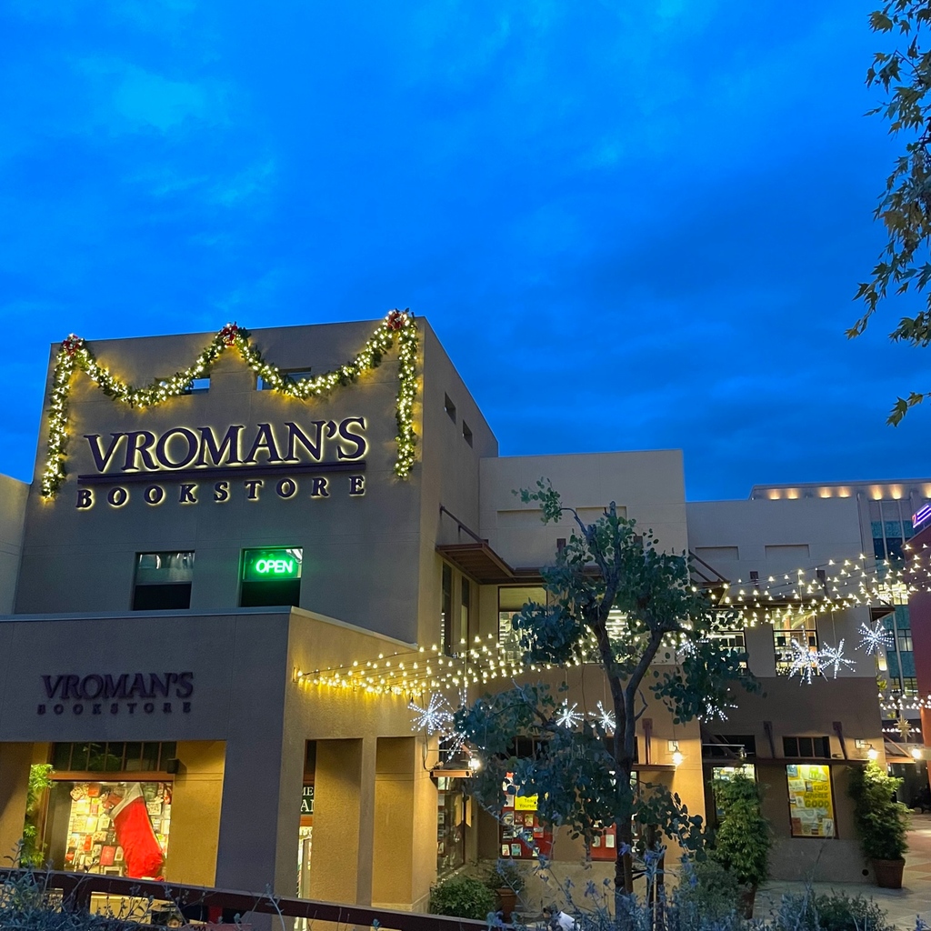 Wishing you the merriest of Christmases! We want to thank our customers and community for supporting us each and every year. Choosing to shop small and shopping indie means so much to us! Merry Christmas everyone! 
#merrychristmas #bookstore #holidaylights #holiday #thankfulpost