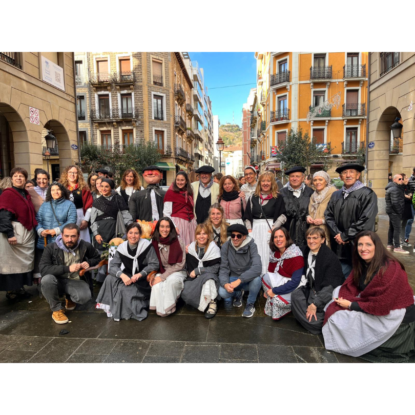 larramendibidea's tweet photo. 🎄Abenduaren 24a elkarrekin ospatzeak poztasunez bete gaitu. Antiguako kaleak gure barre, dantza eta abestiekin bete ditugu. Agradecer a las AMPAs por su dedicación y cuidado siempre y hoy en especial por organizar un rico aperitivo.  @JesuitinasDSS https://t.co/81CNy2Qcbf