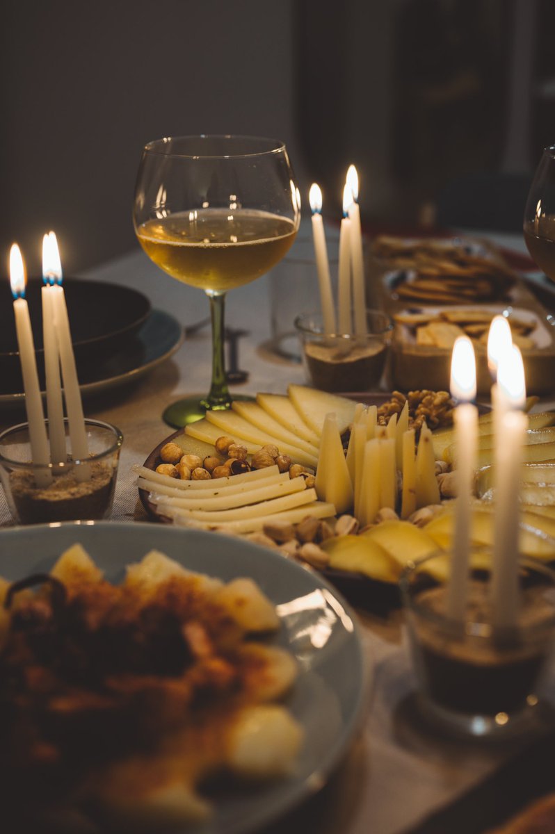 Delicado compromiso entre que la tabla de quesos quede bonita y ser sólo dos para cenársela.