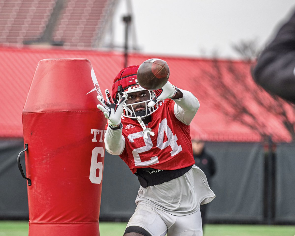 RFootball's tweet photo. Christmas practice was 🔥 🔥 https://t.co/KSbhTycksq