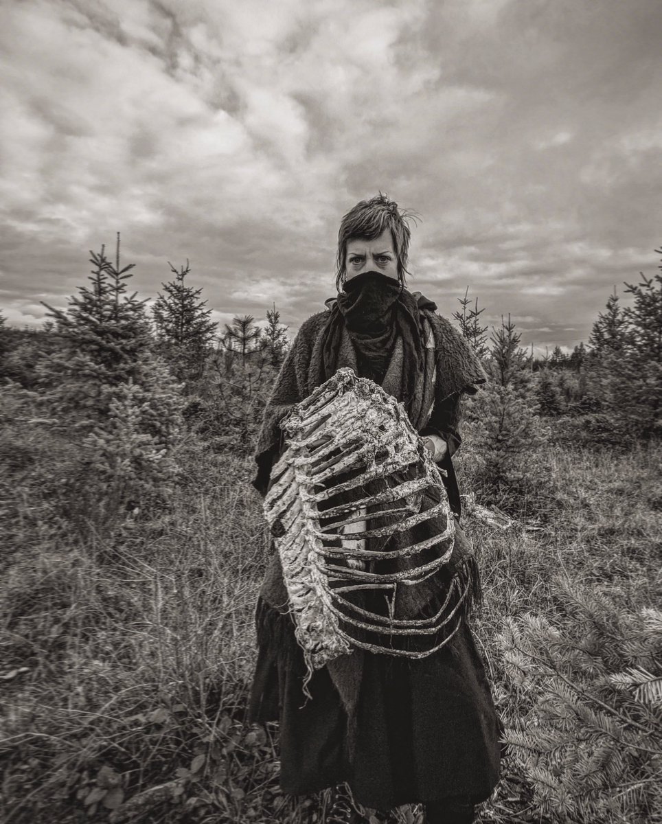 igatherthedead's tweet photo. Collecting treasures from the Winter forest 💀🌿 #vultureculture #igatherthedead https://t.co/Uco77nUTH0
