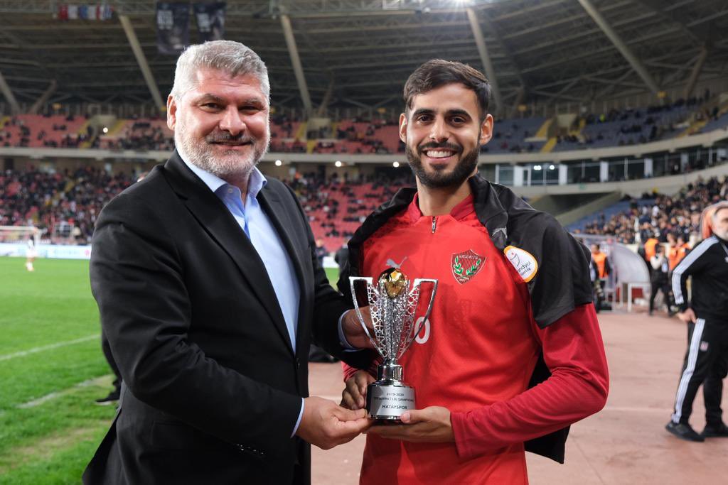 Hatayspor_FK's tweet image. Armamızla 100. Maçına çıkan Rayane Aabid’i tebrik ederiz. Başkan Vekilimiz Aydın Toksöz maç öncesi Rayane Aabid’e forma ve plaket takdim etti.