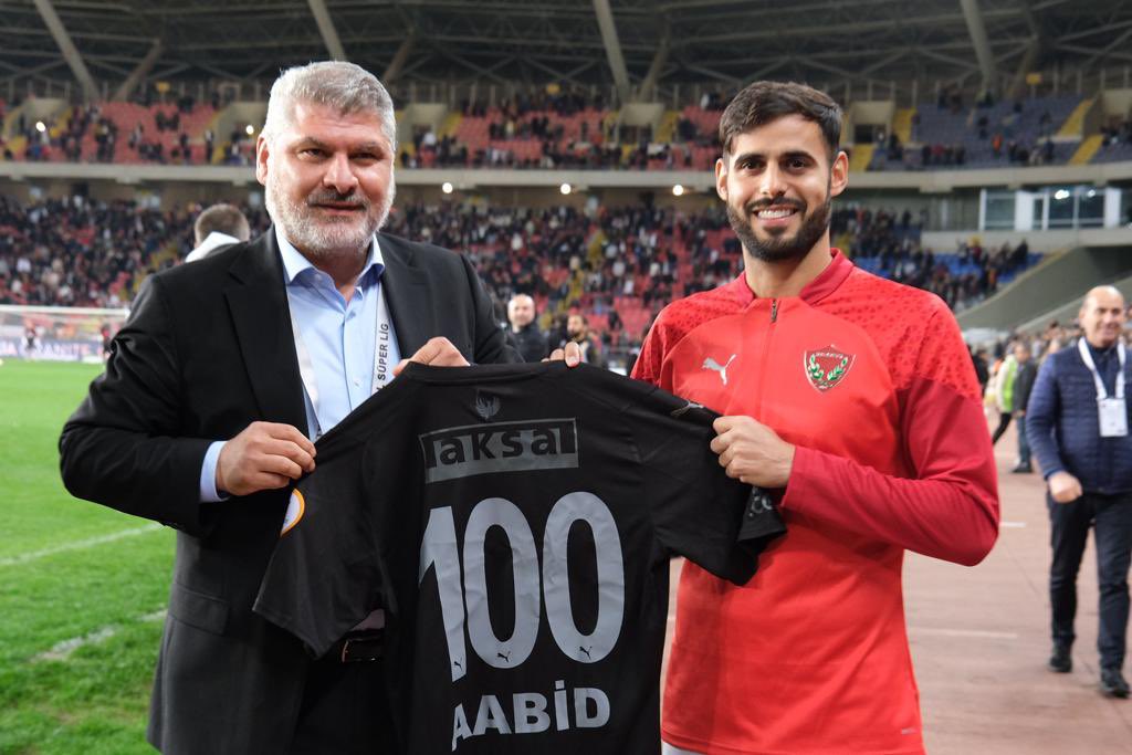 Hatayspor_FK's tweet image. Armamızla 100. Maçına çıkan Rayane Aabid’i tebrik ederiz. Başkan Vekilimiz Aydın Toksöz maç öncesi Rayane Aabid’e forma ve plaket takdim etti.