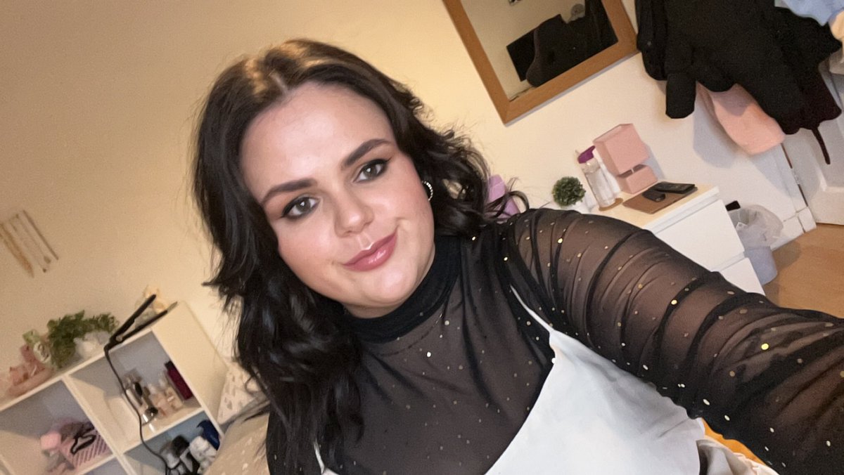 laura tweet media