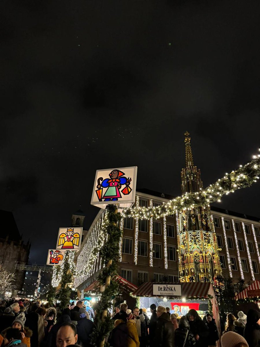 feiwong7924's tweet photo. "Chasing the glow of Christmas lights and the warmth of festive cheer. 🎄✨ May your days be Merry and Bright, filled with love, laughter, and the magic of the season. Wishing you all a joyous and blessed Christmas! https://t.co/LkFFMSdYPr
