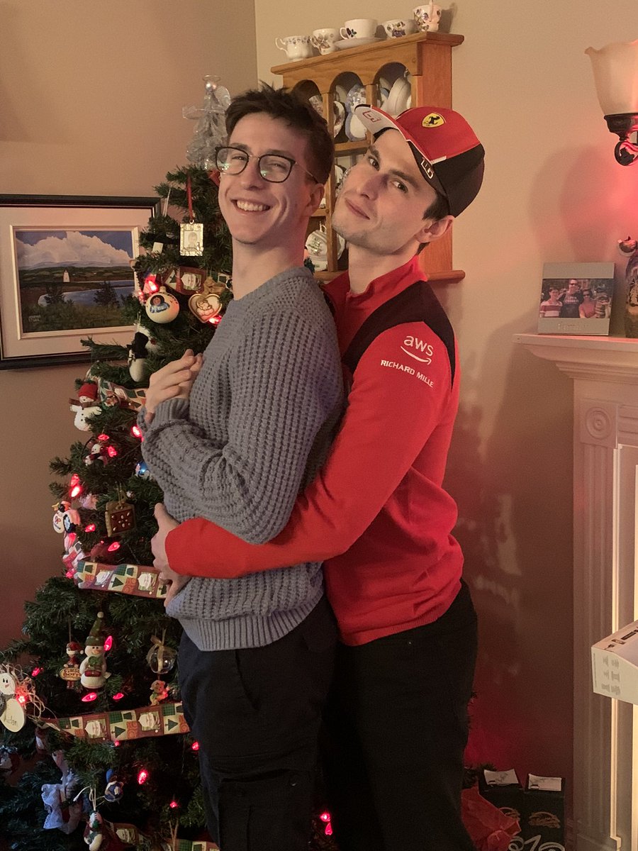 kevinbubbles's tweet image. Christmas brotherly love!  Awkward family photos.