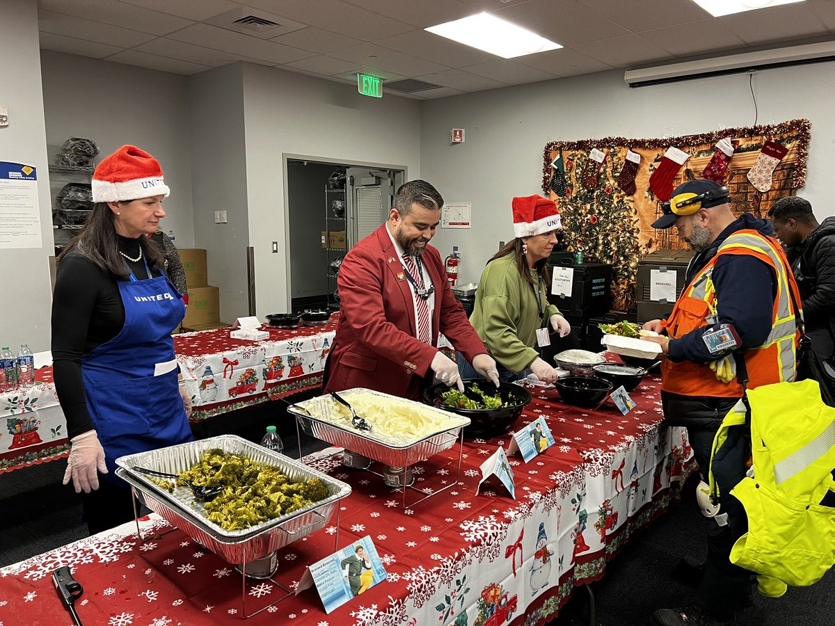 Servant leadership is what’s on the menu this holiday season! 💙 So grateful for the many United folks that get our customers where they are going! 🙏🏻 It’s an honor to serve a delicious meal to our United family! ✈️ Merry Christmas from @united in DEN! 🎄 #UnitedForTheHolidays