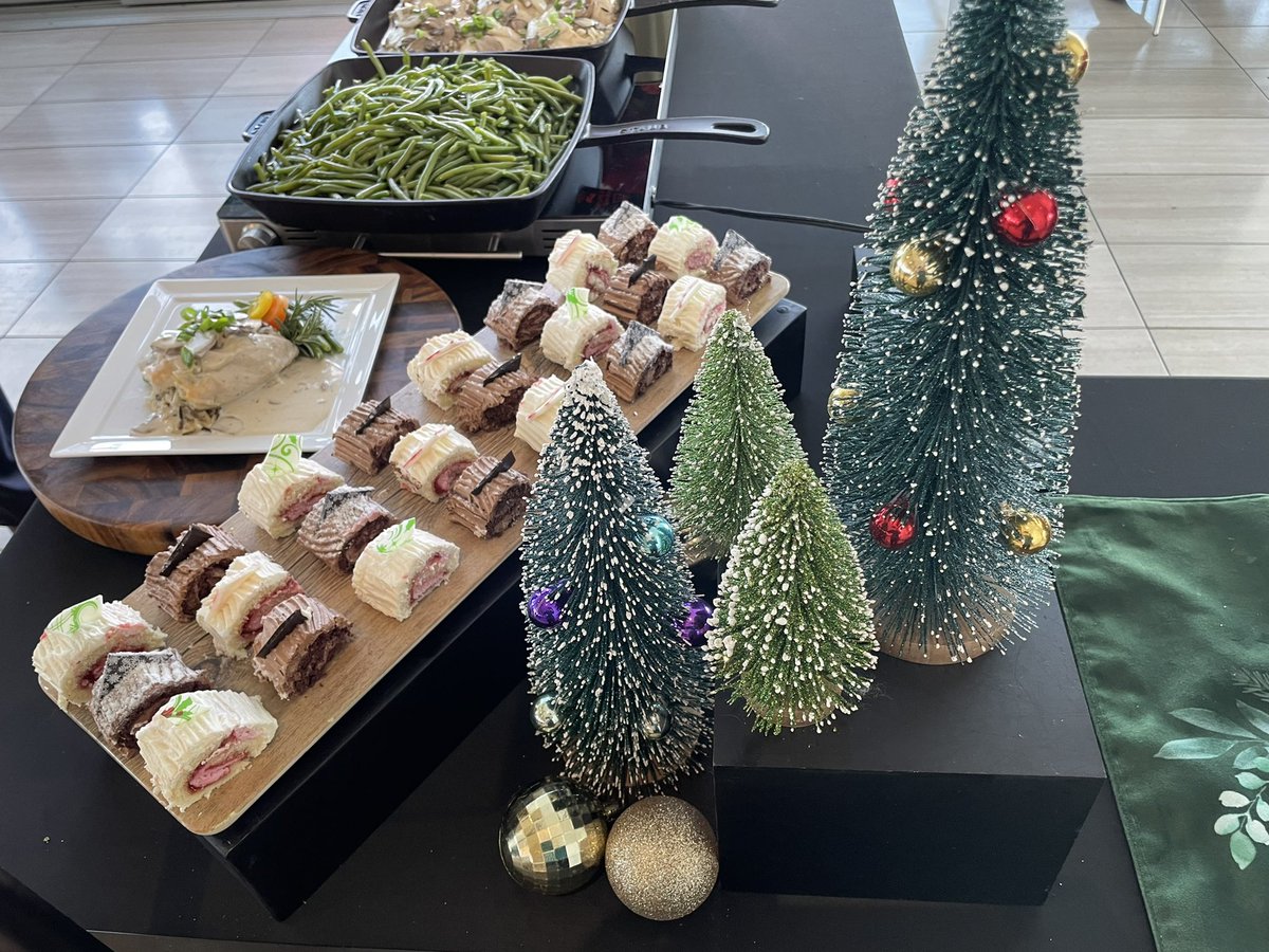 EllenRMarks's tweet photo. 🎄LAX United Club wishing  everyone a happy holiday season. ✈️Be sure to stop by for a special  holiday treat. @bythebeach05  @jacquikey  @KevinMortimer29  @mfraser246  @Glennhdaniels  @LoriW1085 https://t.co/p2H0fyQCR6