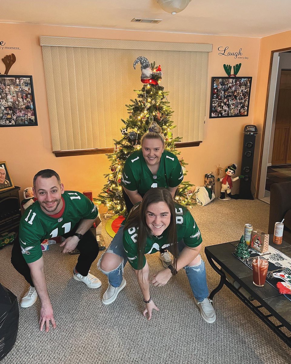 megkatz16's tweet photo. A Brotherly Shove Christmas Special🎄🎅🏼❤️@RachelAllisonn @mdeustachio @Eagles @newheightshow @JasonKelce @dkelce1 @JalenHurts @LaneJohnson65 @jennwilliams23 https://t.co/7Zf5yNrvDa
