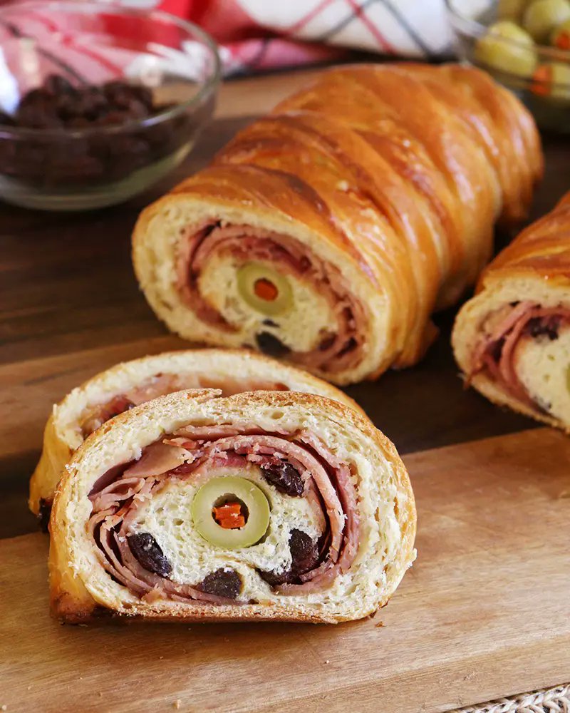 cuandoerapavo's tweet photo. ¿Donde has probado el mejor pan de jamón?
Abro debate:
1) lo prefieres clásico o con masa de hojaldre 
2) Le agregas queso crema, tajadas o adicionales.
Menciona los panes de jamón favoritos del mundo. https://t.co/kwQGxwxHMt