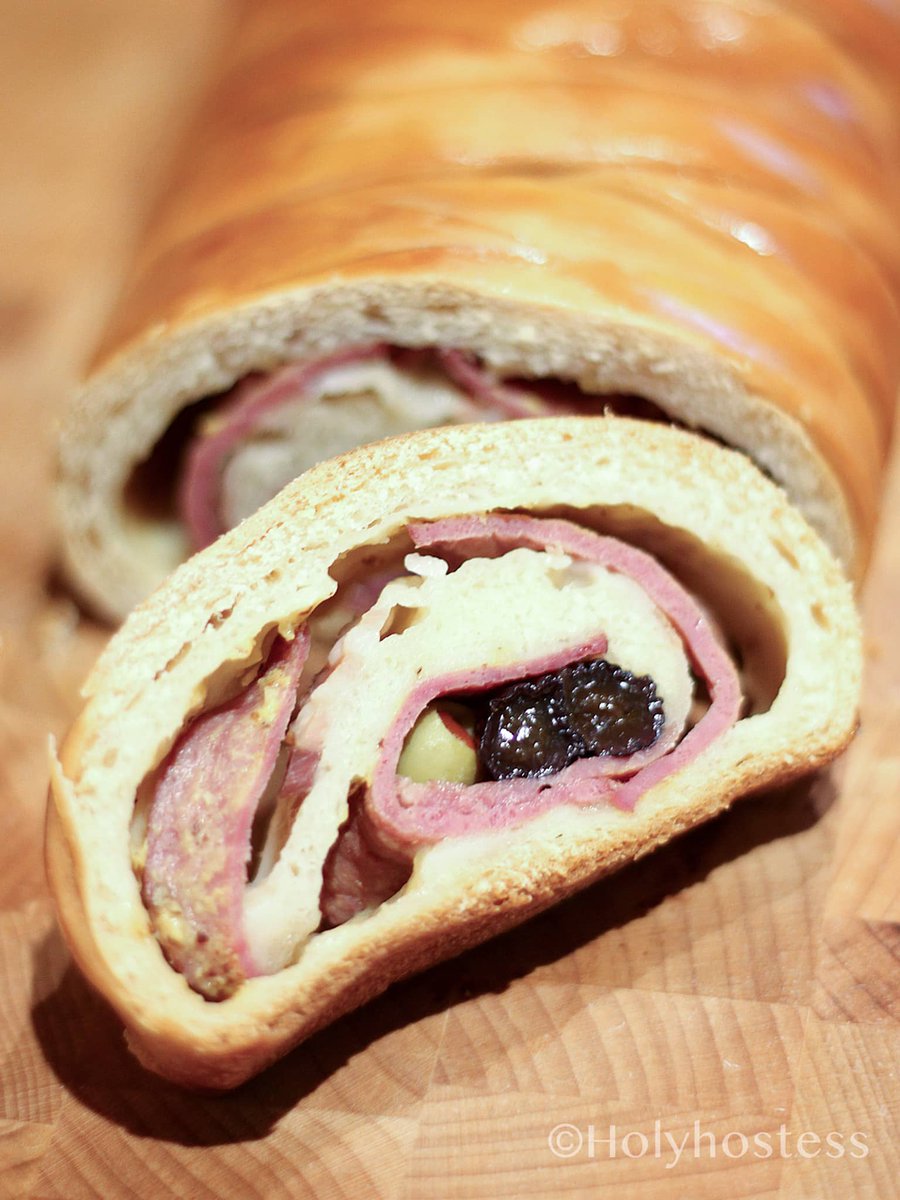 cuandoerapavo's tweet photo. ¿Donde has probado el mejor pan de jamón?
Abro debate:
1) lo prefieres clásico o con masa de hojaldre 
2) Le agregas queso crema, tajadas o adicionales.
Menciona los panes de jamón favoritos del mundo. https://t.co/kwQGxwxHMt
