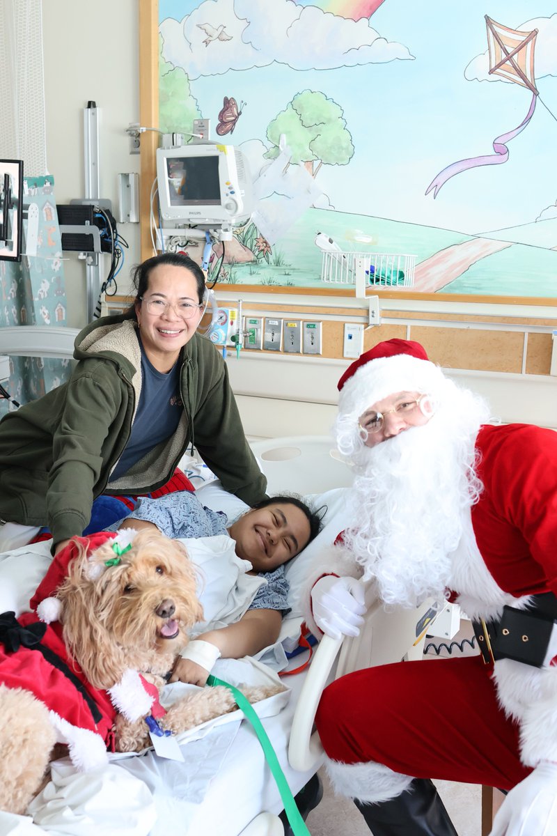 radychildrens's tweet photo. #RadyChildrens had a surprise visitor who came to wish our kiddos & their families a #HappyHolidays! 🎅✨ A big thank you to #TeamRady for working through the holidays, providing life-saving care for our patients. https://t.co/mhDUCEguVV