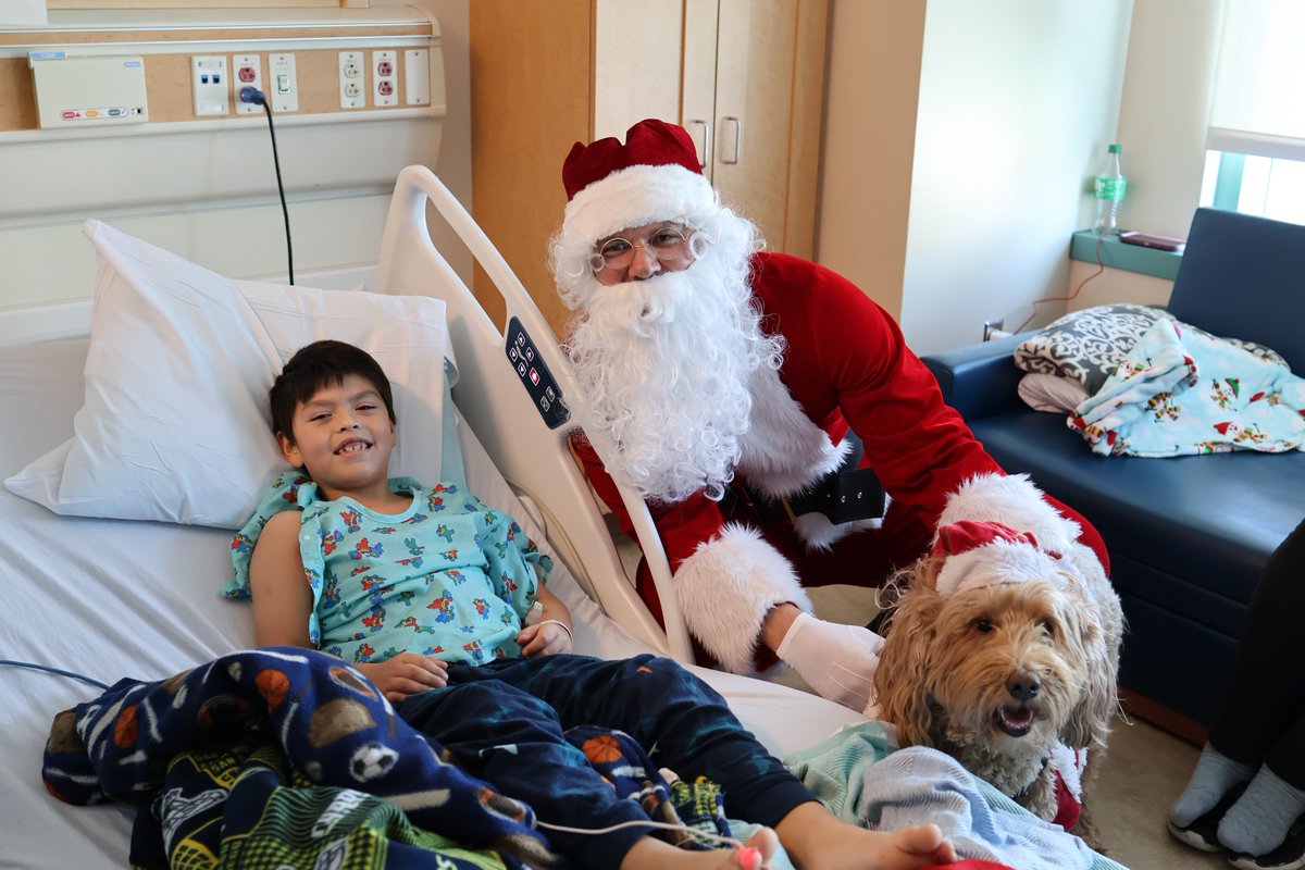 radychildrens's tweet photo. #RadyChildrens had a surprise visitor who came to wish our kiddos & their families a #HappyHolidays! 🎅✨ A big thank you to #TeamRady for working through the holidays, providing life-saving care for our patients. https://t.co/mhDUCEguVV
