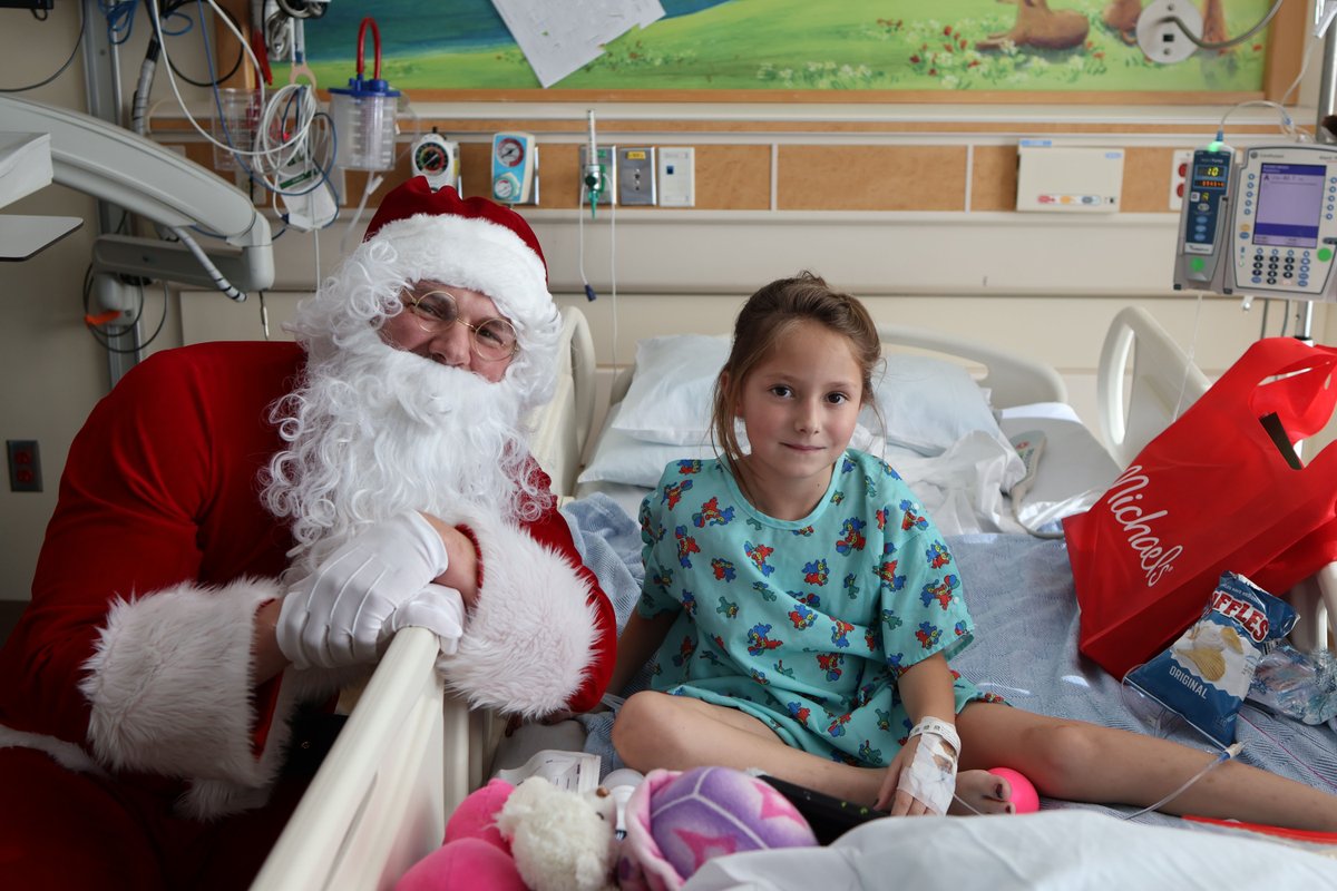 radychildrens's tweet photo. #RadyChildrens had a surprise visitor who came to wish our kiddos & their families a #HappyHolidays! 🎅✨ A big thank you to #TeamRady for working through the holidays, providing life-saving care for our patients. https://t.co/mhDUCEguVV
