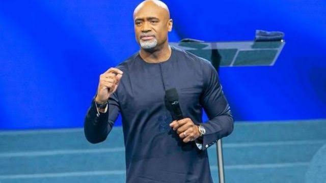 ChuksEricE's tweet photo. Dear @pauladefarasin, few months ago you told Nigerians ‘It’s time to Move On’ just yesterday herdsmen k!lled more than 112 and inj*red about 40 people in Plateau State, I'm sure you don't have anything to do with such News because the attack didn't affect you or any of your family member.
Sometimes I wonder whether some of all these Men of God have conscience at all.
