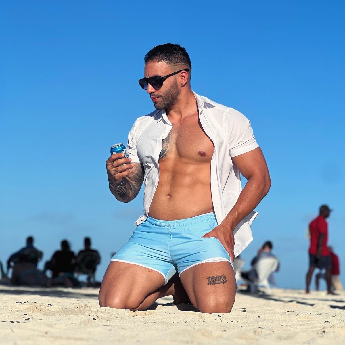 Tivenfit's tweet photo. Que chimba sabe la cerveza en la playa! 🏝️ https://t.co/A2H9rJ2UYj