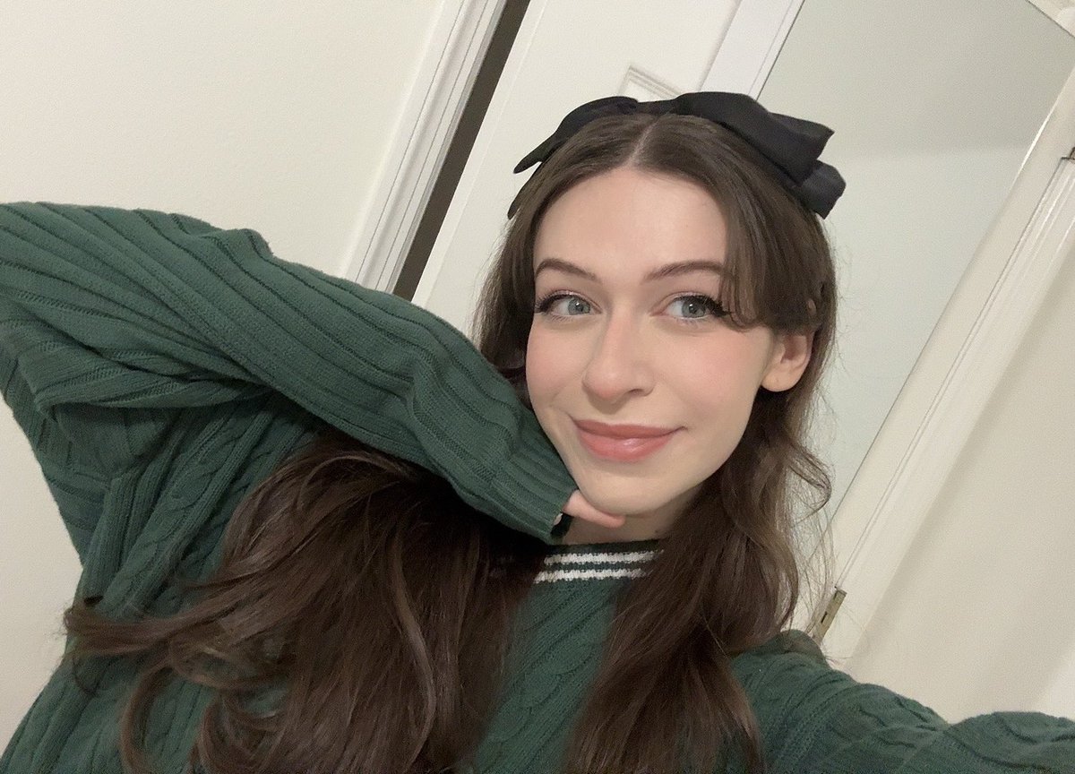 hanniexxrose's tweet photo. merry christmas gamers 🎄🎀 https://t.co/dMh8qoI3sb