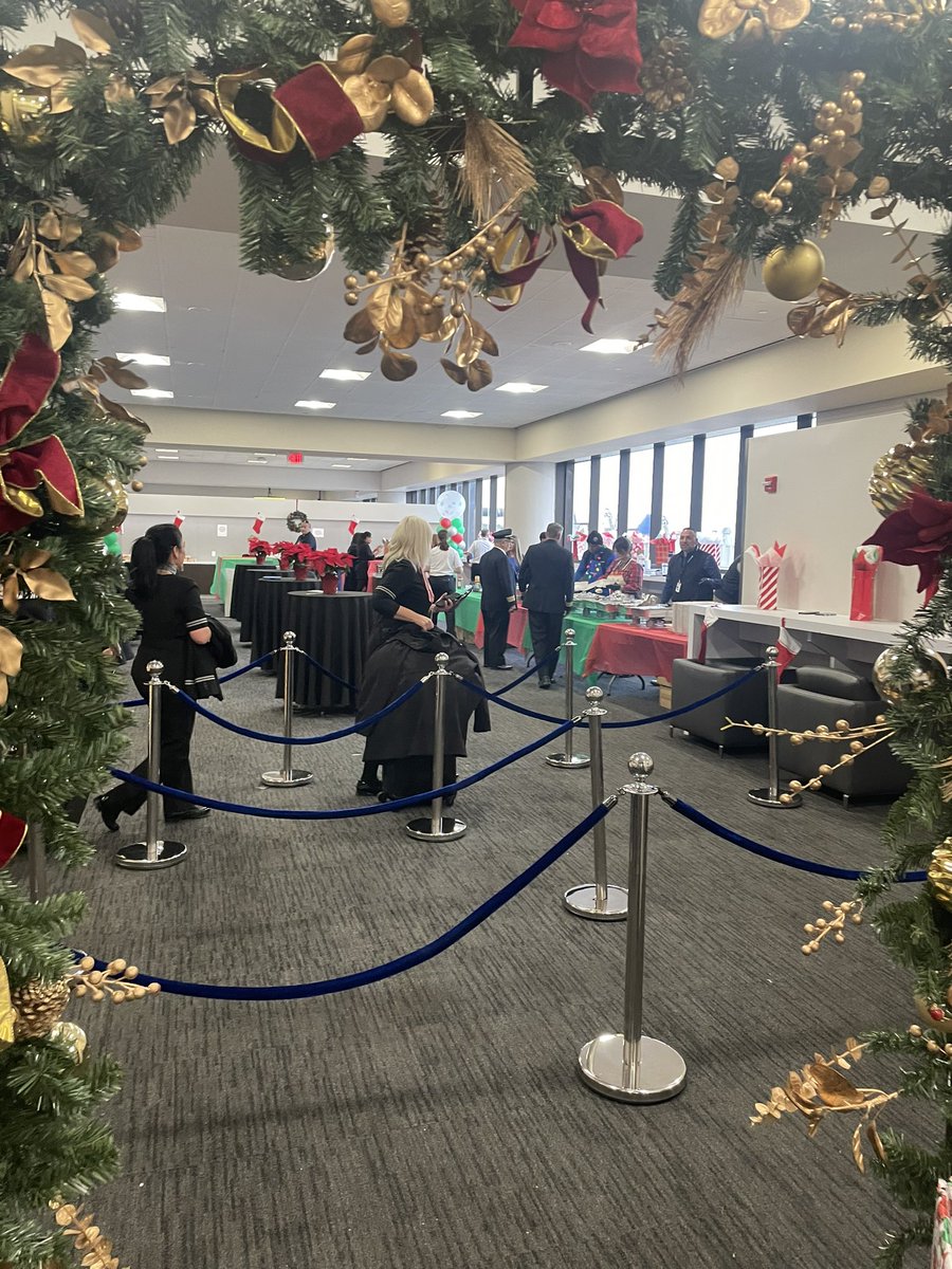 Thank you to @EWRairport @united #EWR ops for providing a little holiday cheer to those of us working today!