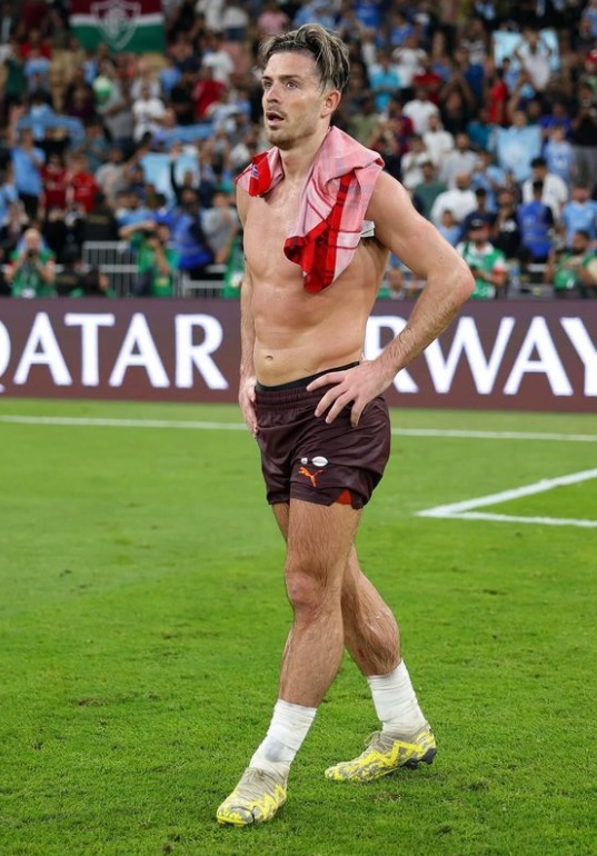 futbolarena's tweet photo. Jack Grealish: "İnternette şöyle yazılar okuyorum. Hayat futbolculara güzel. Niye? Çünkü çok para kazanıyorlar. Her istediklerini yapabiliyorlar. Ancak o kadar basit değil. Kötü oynadığınız zaman 50 bin kişi size küfür ediyor. Sosyal medyada aşağılanıyorsunuz. Niye? Çok para kazanıyorsun ve sürekli iyi oynamak zorundasın. Bizler sorunları olan normal insanlarız. Hiçbir şey dışarıdan görüldüğü gibi değil."
