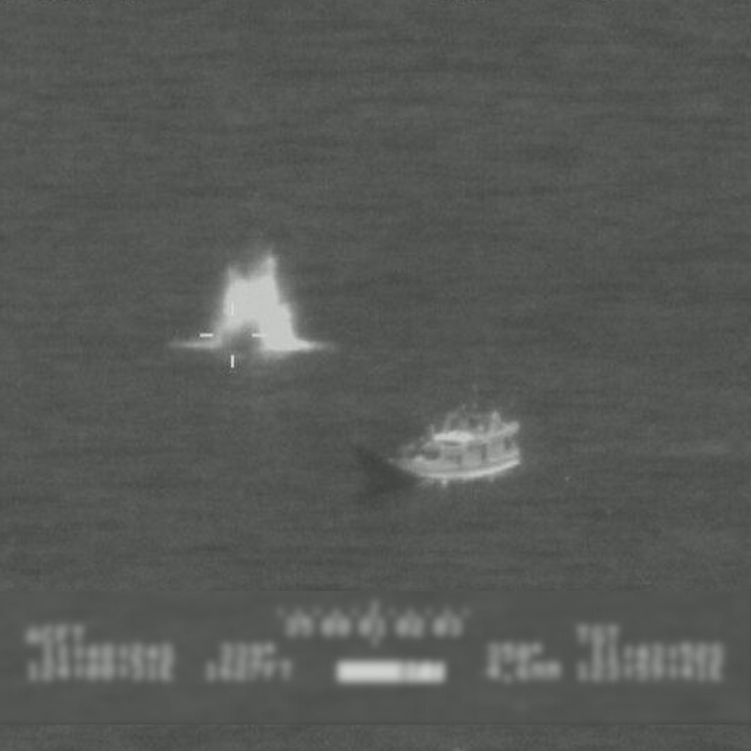 AusBorderForce's tweet photo. This explosive footage from an ABF aircraft depicts the illegal practice of blast fishing, the use of explosives to stun or kill fish in order to catch them.
#KeepOurBorderSafe #MaritimeBorderProtection https://t.co/dtVWEy71po