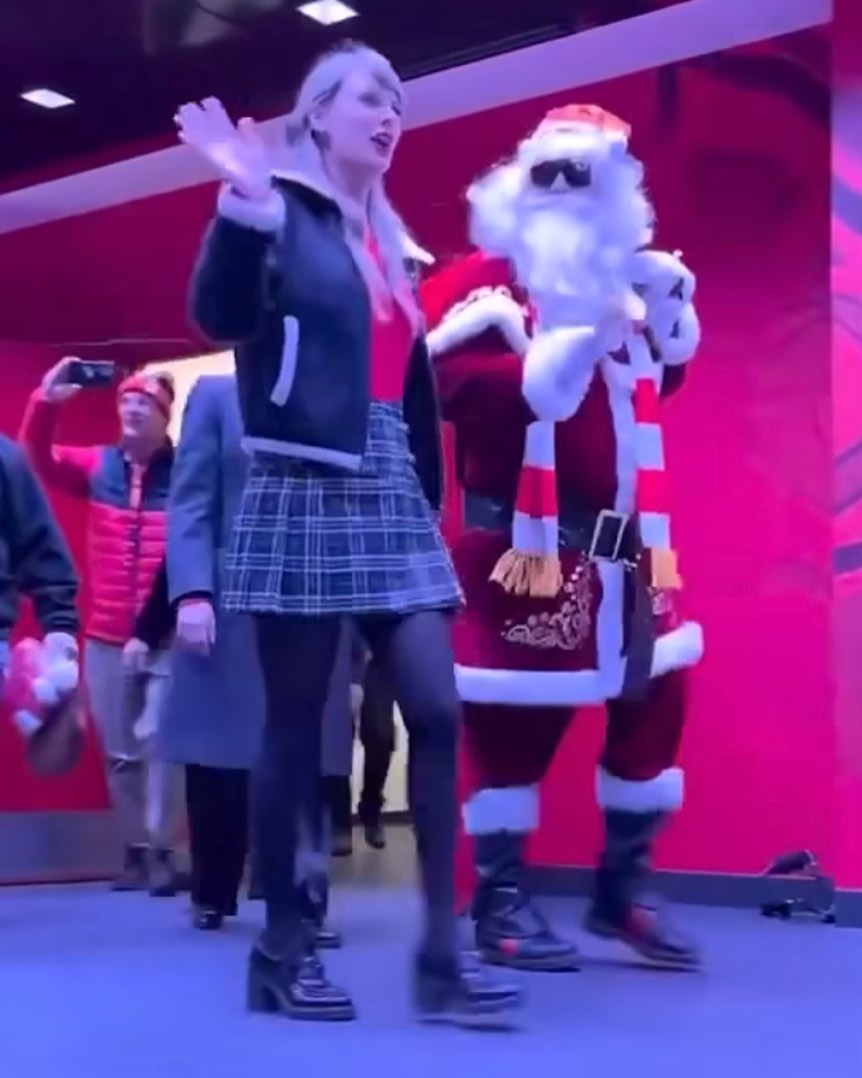 VICENREZ's tweet image. Taylor and Santa (Austin) 🥹

#taylorswift #taylorswiftisloved #taylorswiftislovedparty #taylornation #taylorsversion  #...