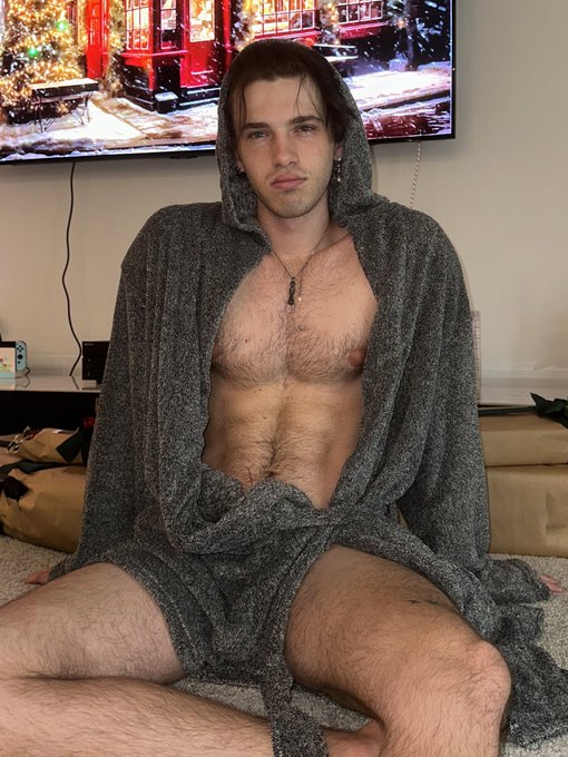 I&rsquo;m under the tree https://t.co/yxBKb9PhOj