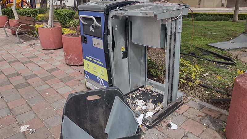 ADNQro's tweet photo. #EnVideo 📹 Vandalizan papeleras inteligentes en la colonia Cimatario; aparentemente usaron un artificio pirotécnico

Vecinos reportaron los destrozos a la infraestructura colocada en el parque de la zona, en donde son depositados los residuos sólidos.

👉https://t.co/P1DOS2Lg43 https://t.co/nDJQVxbsl7