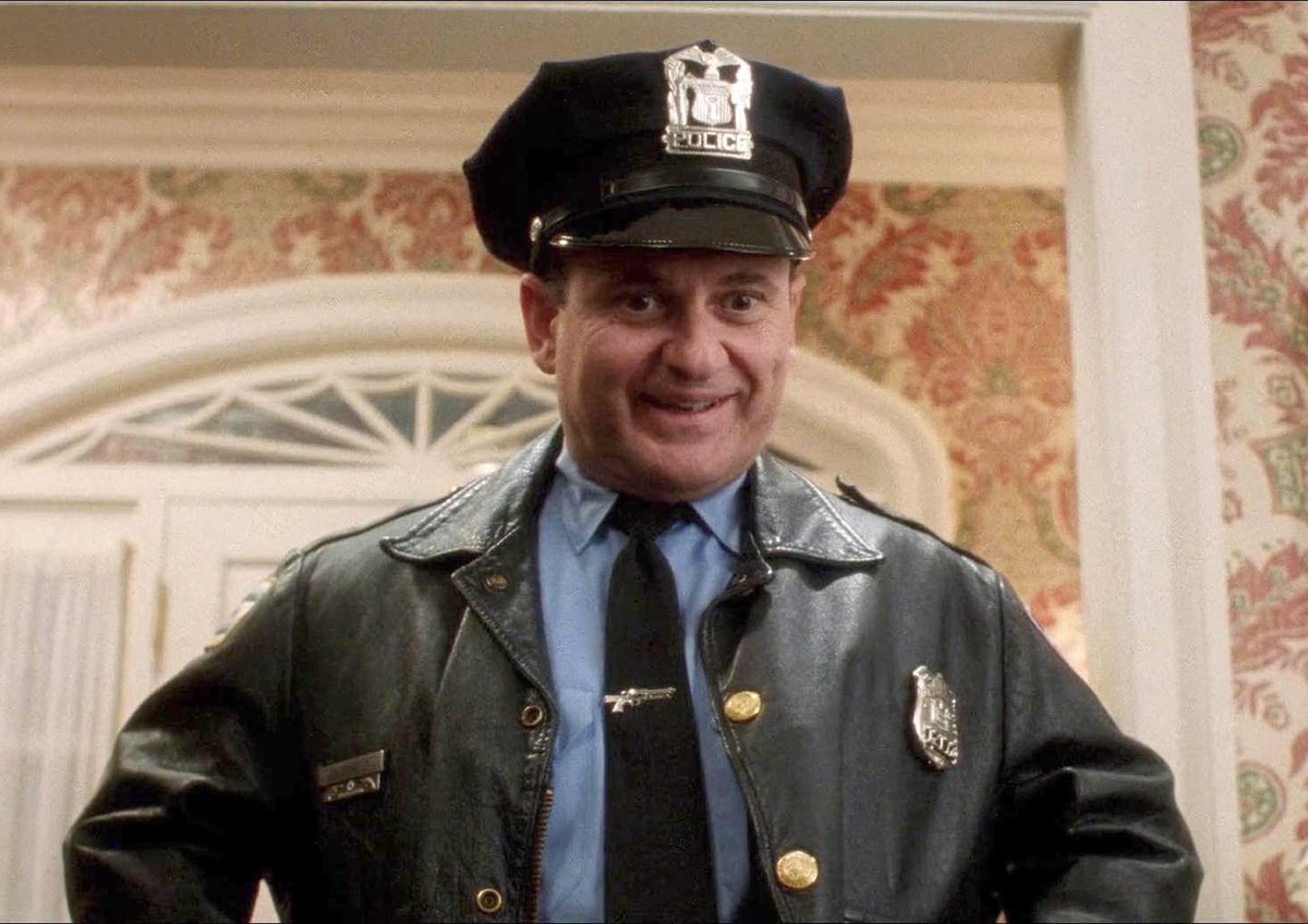 ouchrightinthec's tweet photo. How old were you when you found out the cop in the beginning of Home Alone is the robber? https://t.co/p9tlpGlDDK