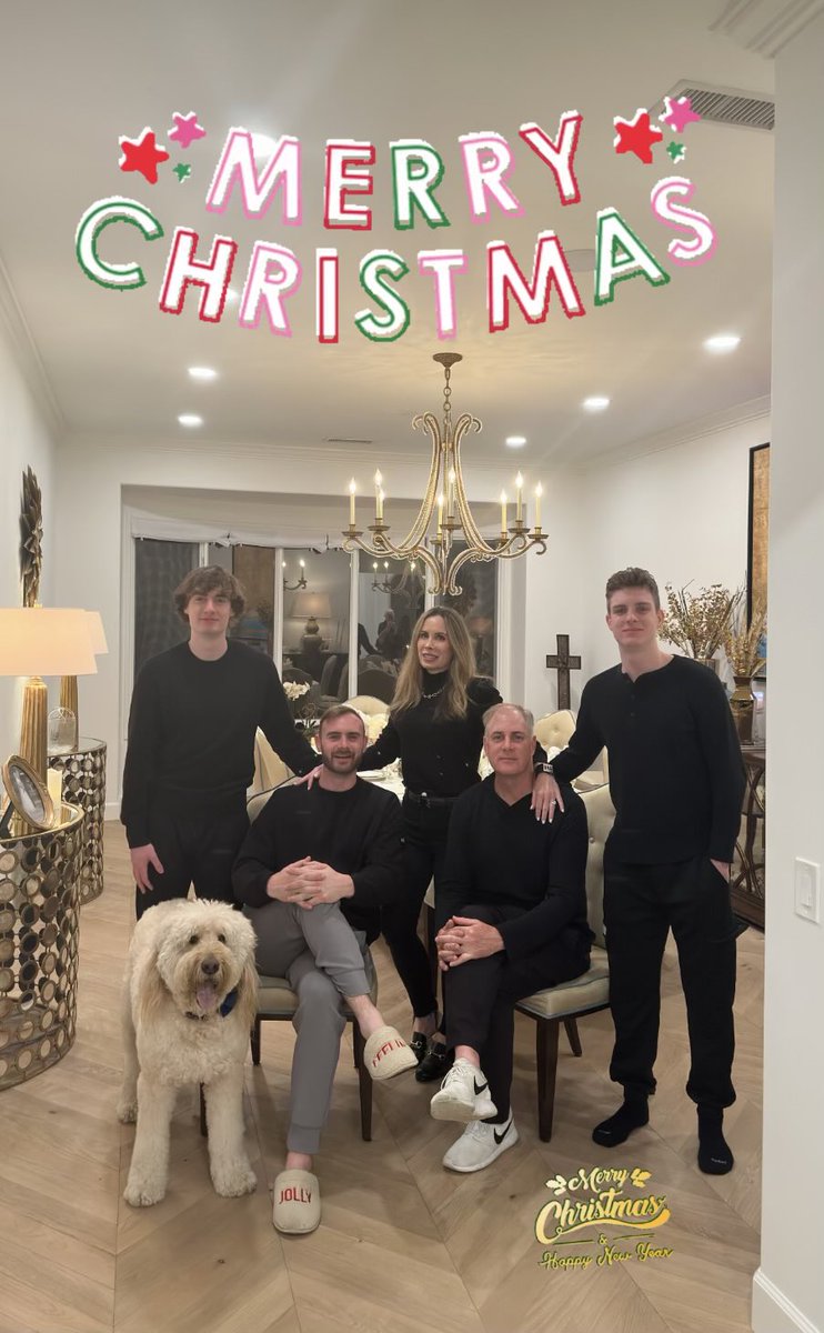 pollonpreps's tweet photo. Merry Christmas 🎄 from the Murphy basketball 🏀 family https://t.co/Xec6rsO0oy